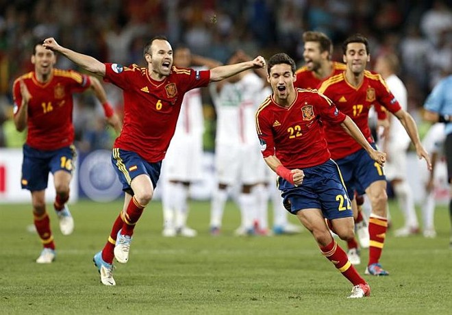 Iniesta comemora com Jesua Nava a classificação espanhola à final da Euro |