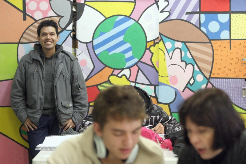 O professor de Artes Jefferson Araújo Moraes, na sala-ateliê do Maria Aguiar: pesquisa, saídas e filmes feitos com o celular | Jonathan Campos/ Gazeta do Povo