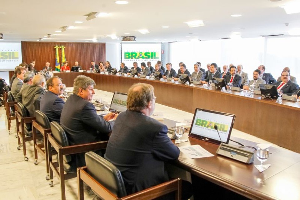 Dilma (ao fundo da mesa), com 23 governadores e 4 vices na reunião em Brasília: presidente chamou os estados para investir e ajudar a conter o esfriamento da economia brasileira | Roberto Stuckert Filho/Presidência