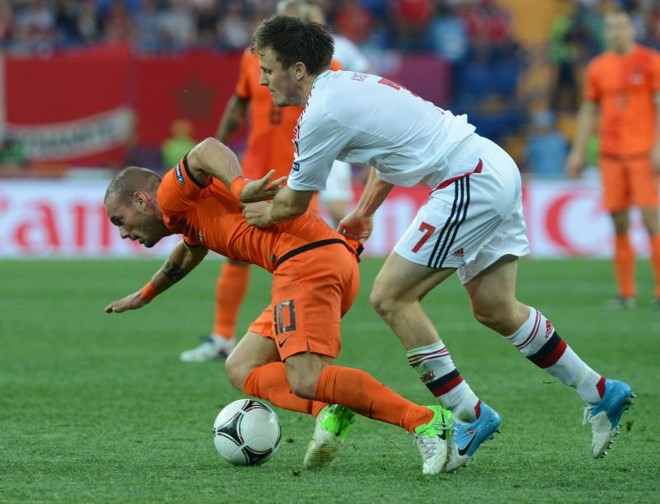 Meia Sneijder teve atuação apagada na estreia holandesa | 