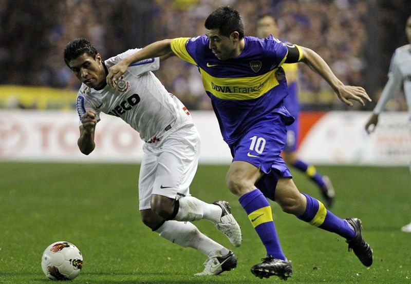 Paulinho e Riquelme em disputa de bola | EFE