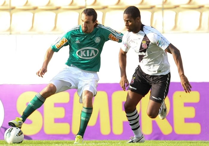 Palmeirense Barcos divide a bola com o vascaíno Dedé no empate em 1 a 1 | Cesar Greco / Folhapress