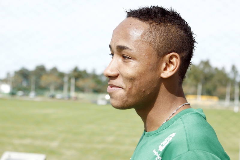 Aos 20 anos, com algumas espinhas no rosto, o meia-atacante Rafael Silva se considera a principal revelação do Coxa em 2012 | Henry Milléo/ Gazeta do Povo