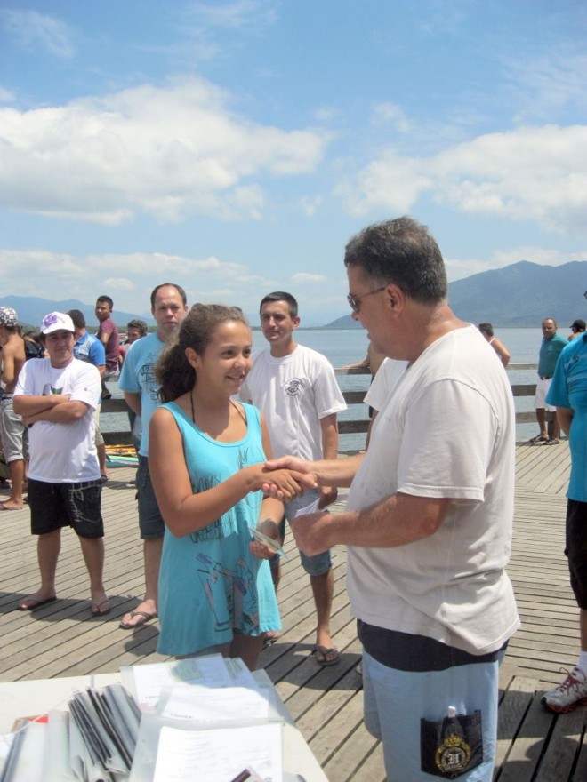 Delegado entrega carteiras de identidade em Guaraqueçaba, em evento no dia 10 de março |