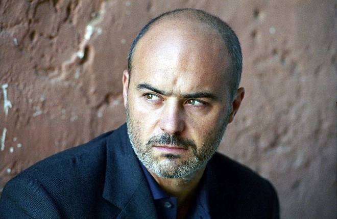 4) Salvo Montalbano- Criado pelo escritor italiano Andrea Camilleri, aparece em vários romances e contos do autor. O personagem, astuto e perspicaz, é uma homenagem ao escritor espanhol Manuel Vázquez Montalbán, criador de outro detetive importante no mundo da ficção: Pepe Carvalho, com quem Montalbano compartilha a paixão pela gastronomia. É encarnado pelo atorLuca Zingaretti (foto)em série feita para a televisão italiana. |