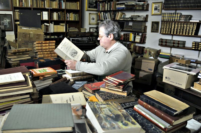 Paulo José da Costa, dono do sebo Fígaro, compra livros usados de particulares e tem como foco conseguir raridades | Daniel Caron/Gazeta do Povo