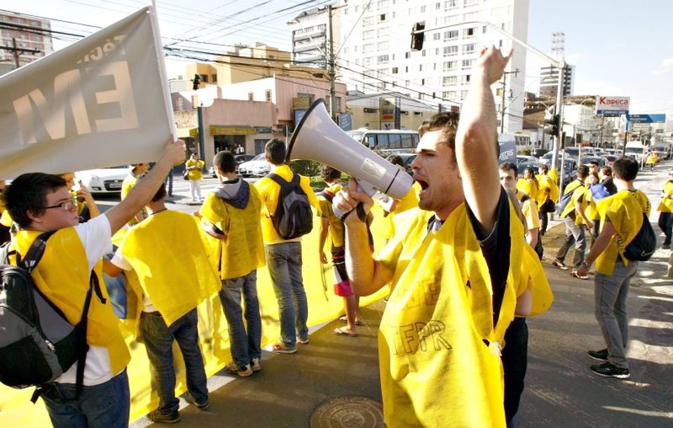 Alunos protestaram para chamar atenção sobre paralisação | Hugo Harada/ Gazeta do Povo