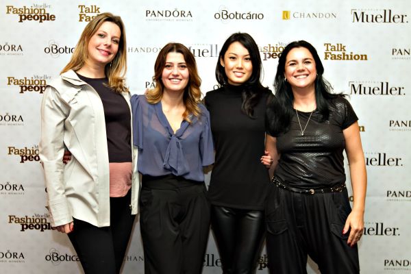 A consultora de moda Débora Mateus (à esq.), a produtora de moda Patrícia Sabatowich (de roxo) e a estilista Juliana Moriya com a gerente de marketing do Shopping Mueller, Patrícia Gonçalves (última à dir.), no ciclo de palestras Talk Fashion realizado terça-feira | Celso Pilati