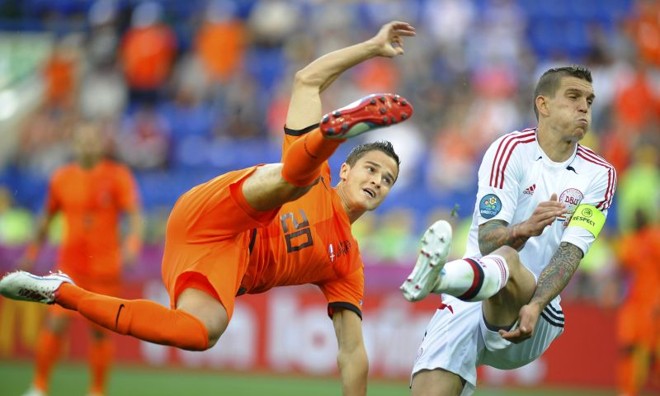 Atacante Afellay tenta voleio contra o gol da Dinamarca | 