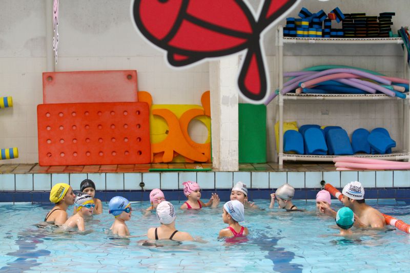 Crianças em aula na academia Gustavo Borges em Londrina: mergulhos e flutuação a partir dos seis meses de idade | Roberto Custódio/ Jornal de Londrina