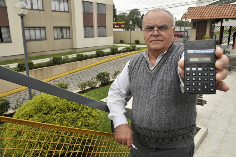 O síndico Fernando Perly mudou as rotinas de compras do condomínio quando assumiu | Daniel Caron/ Gazeta do Povo