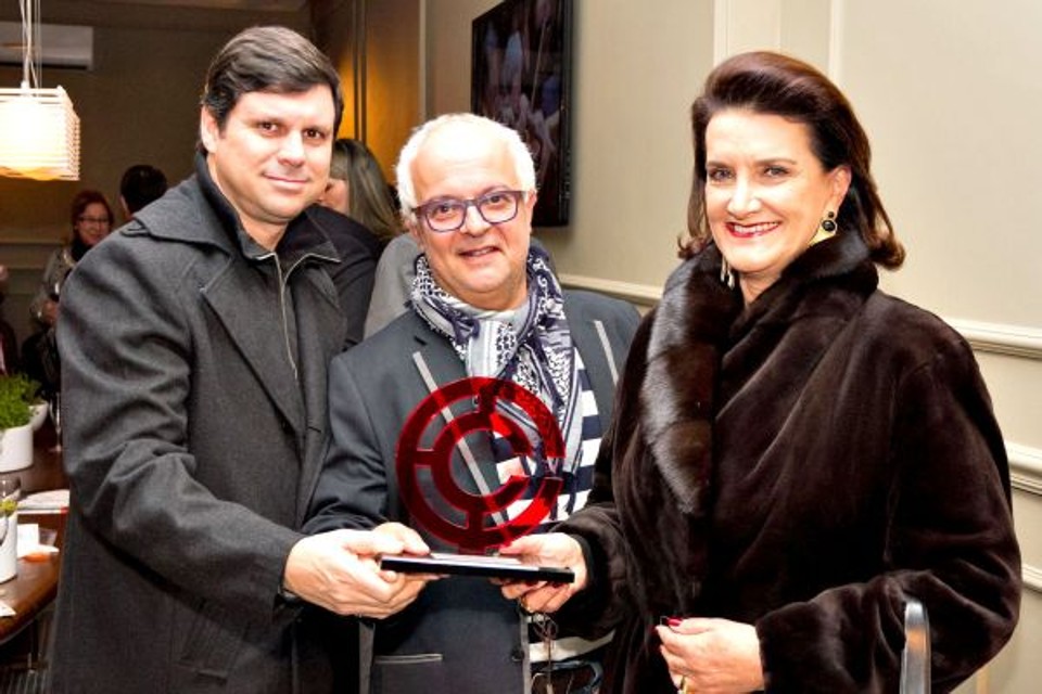 Eduardo Balarotti (à esq.), diretor de marketing e vendas da rede de lojas de material de construção Balaroti, e o decorador Lupercio Manoel e Souza foram os anfitriões do coquetel realizado nesta segunda-feira na Casa Cor, no Lounge Balaroti. Marina Nessi, diretora da mostra, estava entre os convidados. Os três também comemoraram o prêmio Melhor Projeto Comercial/Corporativo da Casa Cor conquistado pelo ambiente | Naideron Jr.