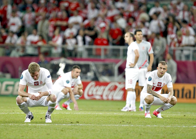 Kamil Grosicki (à direita) e Damien Perquis (à esq.) lamentam a eliminação precoce da Polônia na Euro | Kacper Pempel/ Reuters