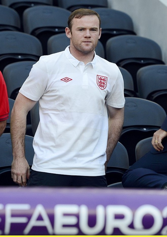 Suspenso, Wayne Rooney teve de assistir a partida da arquibancada |