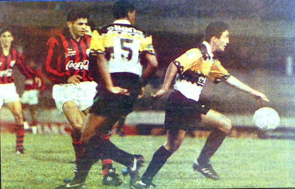 João Carlos Cavalo perde jogada contra o Criciúma. Derrota histórica para 610 pagantes: despedida melancólica do Brasileiro de 93 | Arquivo/ Gazeta do Povo