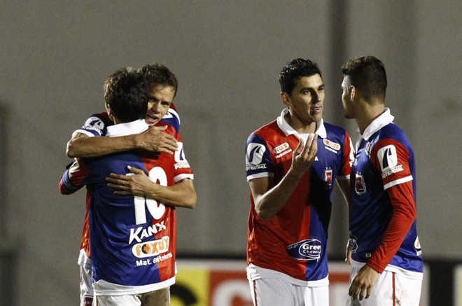 Cambará abraça Lúcio Flávio após o primeiro gol paranista |