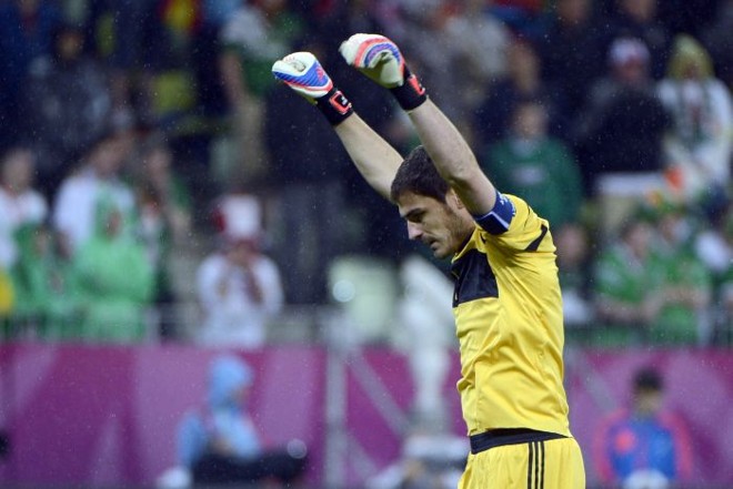 Goleiro Casillas comemora a vistória espanhola sobre a Irlanda |