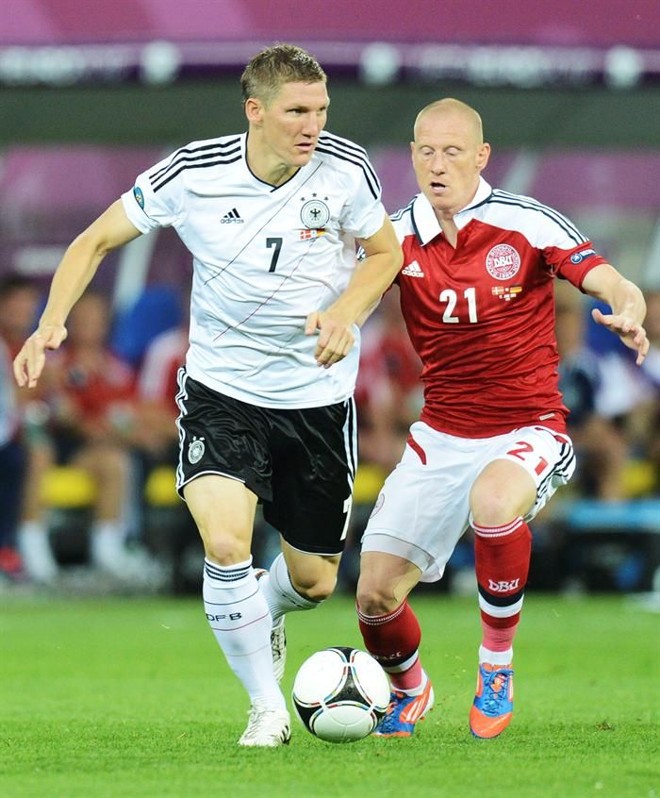 Alemão Schweinsteiger puxa contra-ataque marcado pelo dinamarquês Zimling | 