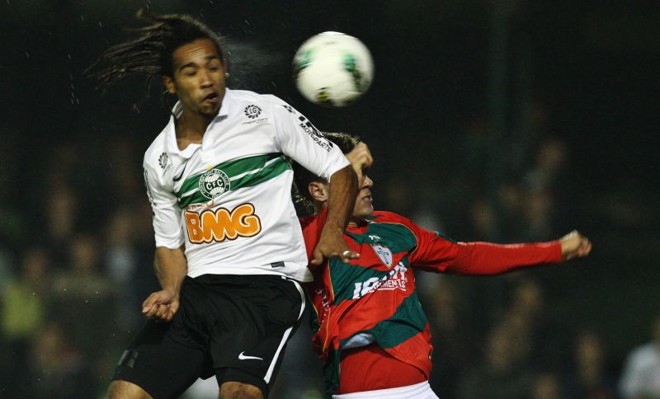 Atacante Everton Costa tenta cabeçada |