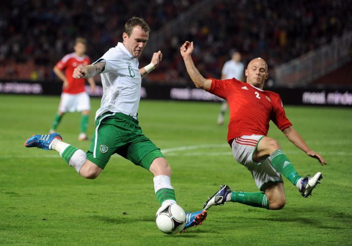 O irlandês Glenn Whelan (esquerda) e o húngaro Jozsef Varga disputam jogada no amistoso em Budapeste | Attila Kisbenedek/AFP