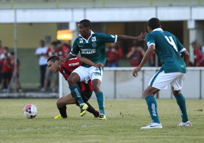 Edgar Junio é marcado pelos jogadores do Goiás. Placar ficou no 0 a 0 | 