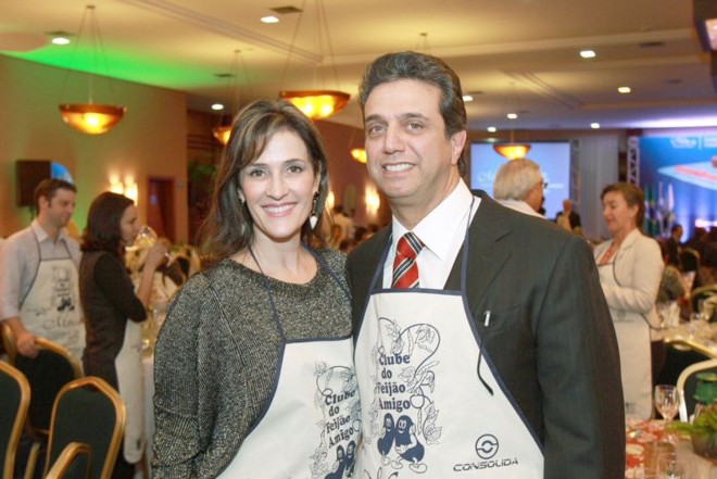 NOVIDADES NA REDE MABU- Em jantar realizado na última semana, o Grupo Mabu anunciou a entrega do Mabu Tropical Resort, novo hotel da rede e primeira fase da expansão do Mabu Thermas e Resort, localizado em Foz do Iguaçu, com 154 apartamentos e suítes. Os cerca de 500 presentes ao evento, o presidente do conselho de administração do Grupo Mabu, José Maria Abujamra, ao lado de sua esposa, Astrid Abujamra |