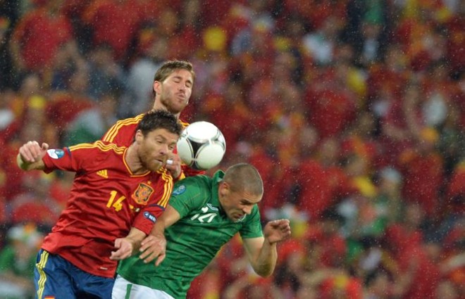 Xabi Alonso divide a bola com Jon Walters na vitória da Espanha sobre a Irlanda |