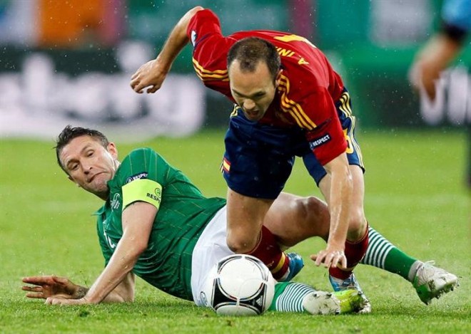 Iniesta passa pela marcação de Keane na vitória da Espanha sobre a Irlanda |