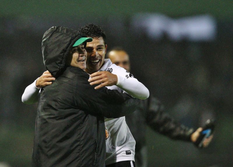 Lateral direito Ayrton foi comemorar o gol com Marcelo Oliveira | Daniel Castellano / Gazeta do Povo