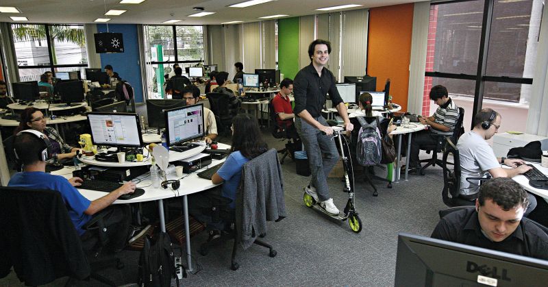 Gui Barthel, o fundador do Baixaki, no escritório da empresa em Curitiba: companhia conta com 100 funcionários com idade média de 24 anos | Felipe Rosa/ Gazeta do Povo