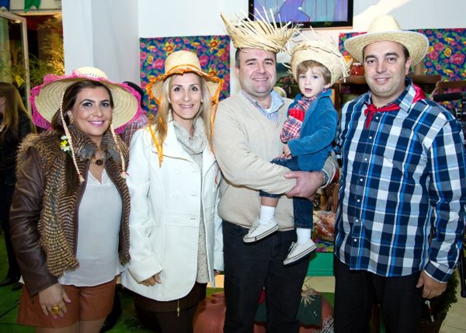 Pré-candidatos a vice-prefeito na chapa de Luciano Ducci, os deputados Ney Leprevost (com o filho Pedro no colo) e Fernando Francischini e as respectivas mulheres, Karina (de casaco claro) e Flávia, na festa junina de 2 anos de Bernardo Francischini, na última sexta-feira. Nhô Ney e Nhô Fernando firmaram um pacto de apoio mútuo como postulantes à vice de Ducci | Lucio Lima Foto e vídeo
