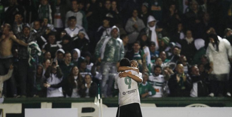 Everton Costa (9) abraça Éverton Ribeiro, o autor do segundo gol alviverde, que selou a classificação do time para a segunda final consecutiva de Copa do Brasil | Daniel Castellano/ Gazeta do Povo