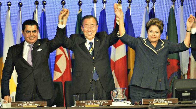 O presidente da Assembleia Geral da ONU, Nassir Abdulaziz Al-Nasser, o secretário-geral das Nações Unidas Ban Ki-Moon e a presidente Dilma aplaudem a aprovação do texto final da Conferência para o Desenvolvimento Sustentável | Antônio Scorza / AFP