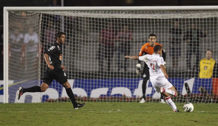 Após bela arrancada, Lucas chuta cruzado para marcar o gol da vitória são-paulina no fim do jogo | Jonathan Campos/Gazeta do Povo
