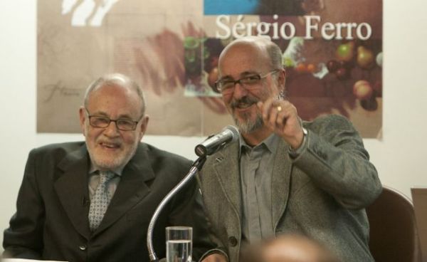 O pintor Sergio Ferro (à esq.), curitibano radicado na França desde 1972, com o presidente do Tribunal de Contas, Fernando Guimarães, na abertura de sua exposição ontem, em comemoração aos 65 anos do órgão. Ferro também deu uma palestra e após recebeu o título de Cidadão Benemérito do Paraná da Assembleia Legislativa | Lineu Filho/Divulgação