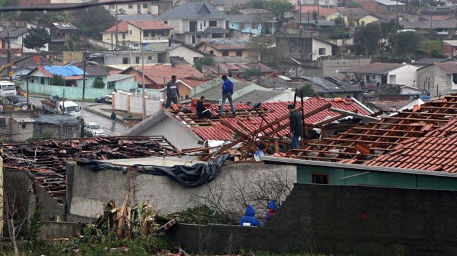 A chuva causou muitos estragos em todo o Paraná. Em Araucária, casas foram destelhadas pelo vento | 
