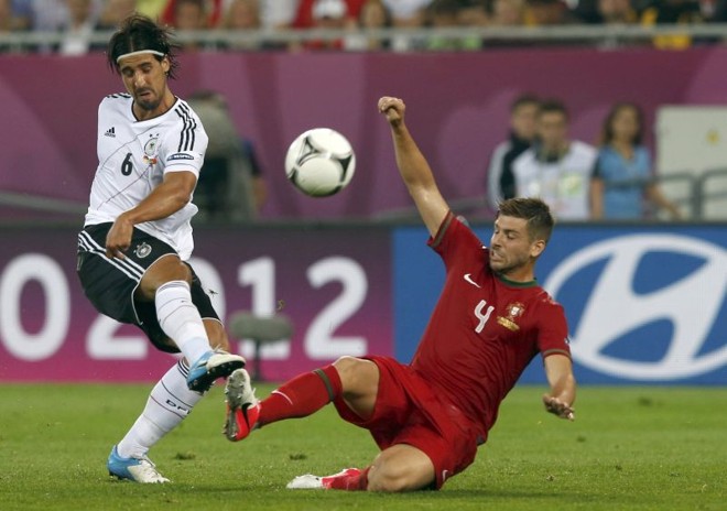 Khedira chuta e Miguel Veloso tenta fazer o corte | 