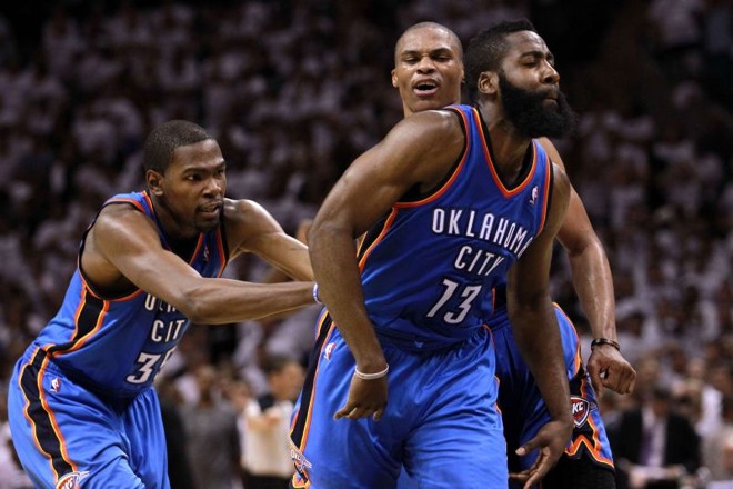 James Harden (nº 13) comemora com companheiros após marcar cesta de três pontos na reta final do duelo entre Thunder e Spurs | AFP