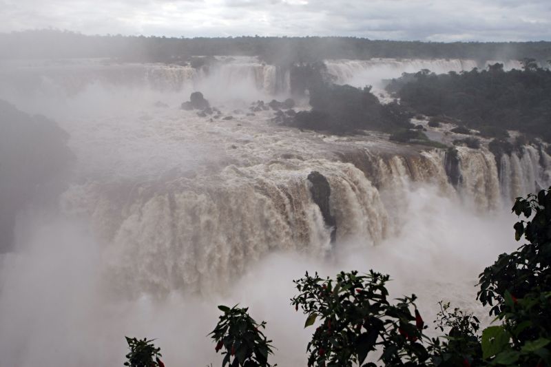 Segundo a administração do Parque Nacional do Iguaçu, o volume normal de água é de 1,5 milhão de litros por segundo, mas na manhã desta terça-feira essa vazão passava dos 6 milhões de litros por segundo | Christian Rizzi/Gazeta do Povo