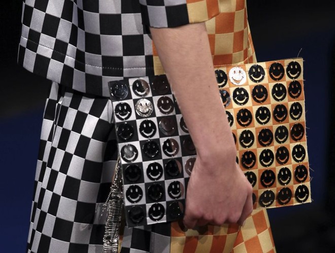 Mesmo os assessórios ganharam estampas na coleção de Alexandre Herchcovitch |