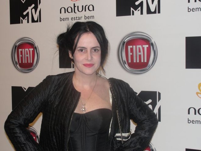 Durante o show, Fernanda Young ficou com um grupo de atores da Globo, como Vladimir Britcha e Mariana Ximenes |