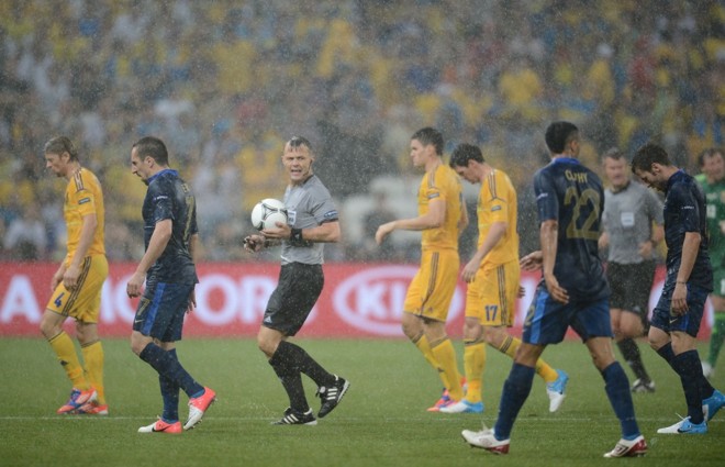 Por causa da forte chuva, jogadores tiveram que esperar o reinício nos vestiários | 