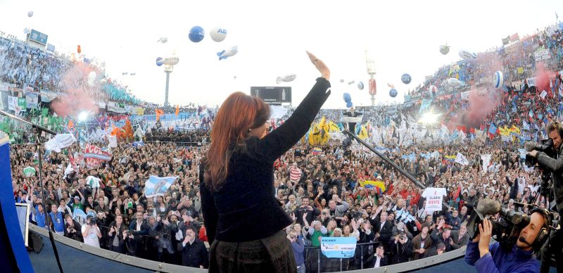 Em abril, Cristina Kirchner lotou o estádio do Vélez Sársfield, em Buenos Aires, para comemorar o nono aniversário da eleição que levou seu marido, Néstor Kirchner (1950-2010), ao poder em 2003 | AFP