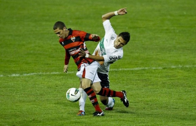 Júnior Urso na marcação do Atlético-GO | 