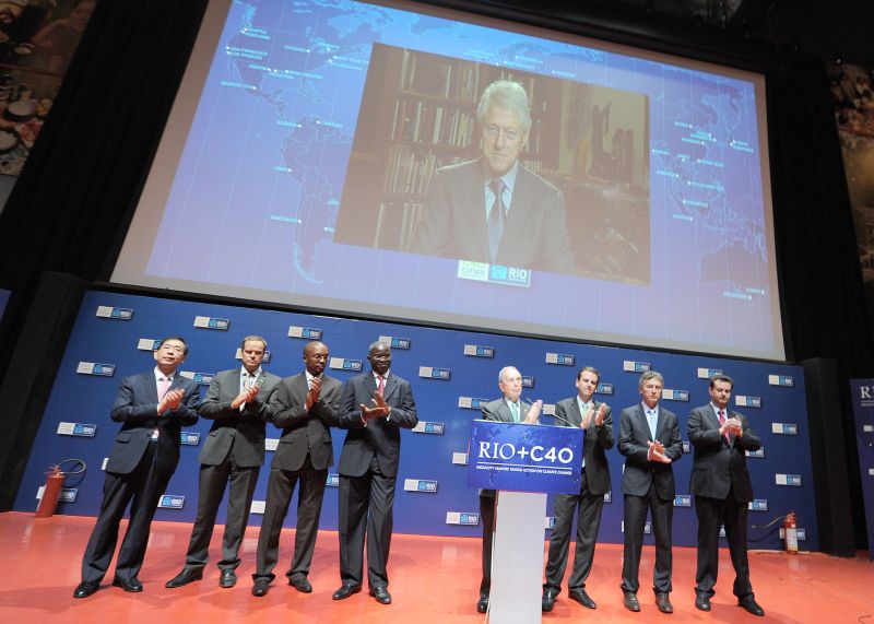 Liderado por Michael Bloomberg, prefeito de Nova York (no púlpito), as metrópoles listaram 4 mil ações possíveis contra o efeito estufa | Antonio Scorza/ AFP