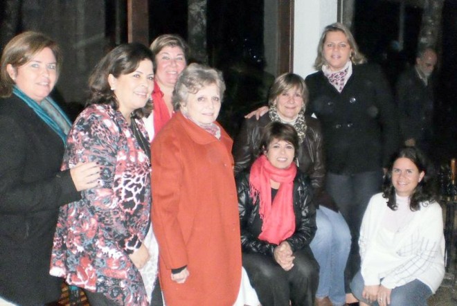 FESTA-SURPRESA- A empresária Rose Petenucci foi surpreendida pelos filhos André e Andressa com festa-surpresa em comemoração aos 50 anos, completados na temporada. Entre as convidadas, Ana Maria Titon de Lima, Ana Maria Lima Zem, Simone Segan, Ilona Marques, Maria Raquel Fuck da Rocha Loures, Vera Tedeschi (de pé) e Maria Teresa Lima Buzzá (agachada), que abraçaram a aniversariante (sentada) |