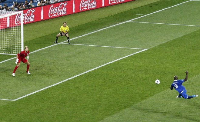 Balotelli finaliza de primeira e perde o gol cara a cara com Hart | 
