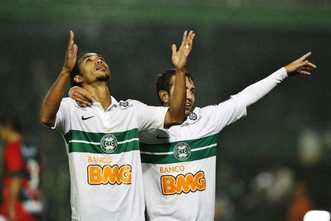 Everton Costa marcou o segundo do Coxa diante da Lusa |