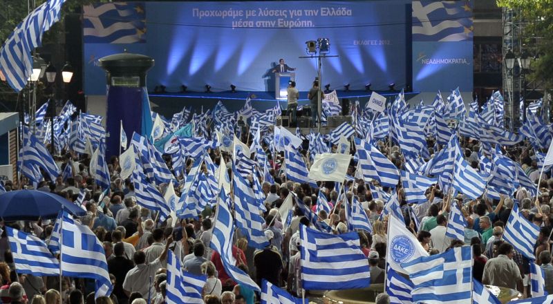 Apoiadores do candidato Antonis Samaras durante comício em Atenas. Em meio à crise econômica, o clima é de indefinição nas eleições gregas | Louisa Gouliamaki/AFP