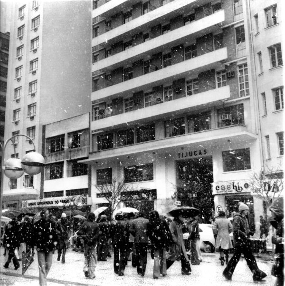 Estamos entrando no inverno, para tanto lembramos a neve que caiu em Curitiba em 17 de julho de 1975, com esta foto da Boca Maldita | Arquivo CD